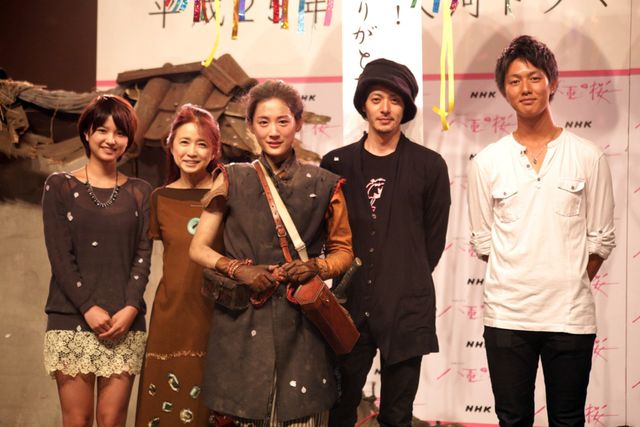 綾瀬はるか、号泣！「八重の桜」クランクアップセレモニー 写真ギャラリー（11枚目）