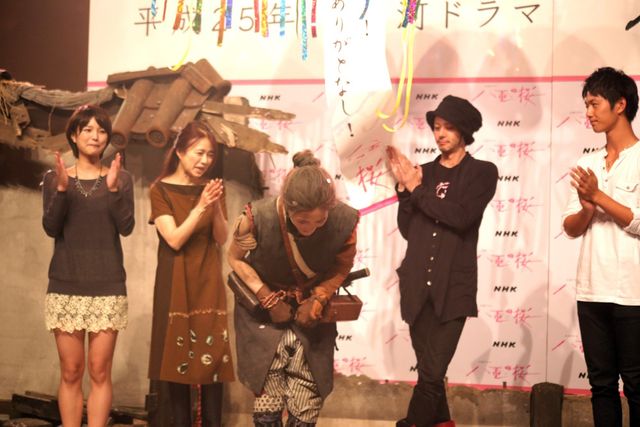 綾瀬はるか、号泣！「八重の桜」クランクアップセレモニー 写真ギャラリー（12枚目）