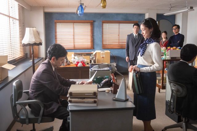 「あんぱん」接近中の八木（妻夫木聡）と蘭子（河合優実）場面写真：フォトギャラリー