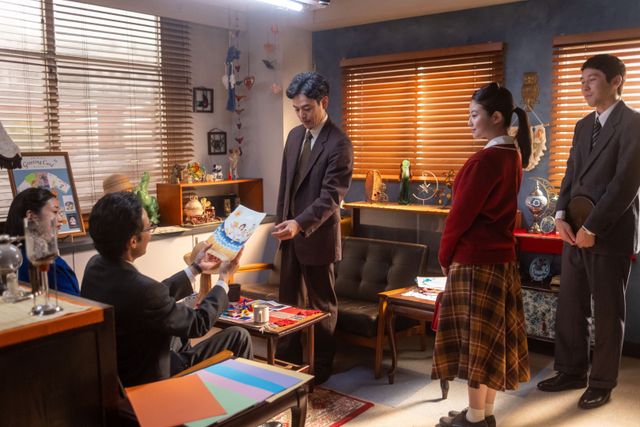 「あんぱん」接近中の八木（妻夫木聡）と蘭子（河合優実）場面写真（4枚目）