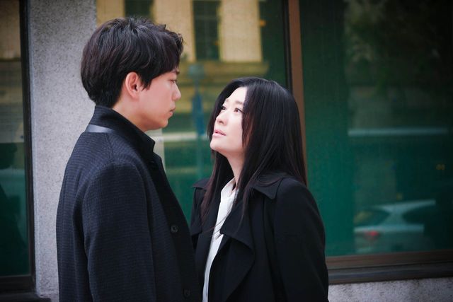 篠原涼子＆山崎育三郎、ラブストーリーからの！「ハイエナ」初回場面写真（7枚目）