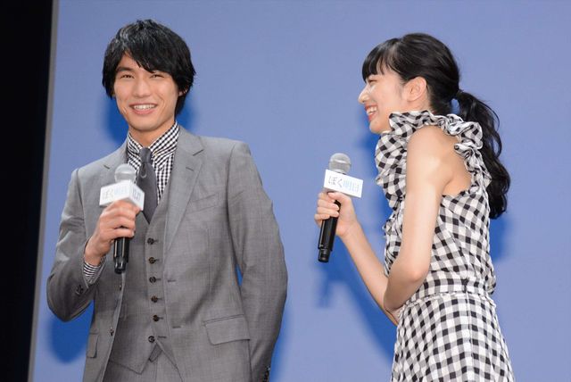 福士蒼汰＆小松菜奈、カップルコーデを冷やかされてハニカミ　画像ギャラリー（2枚目）