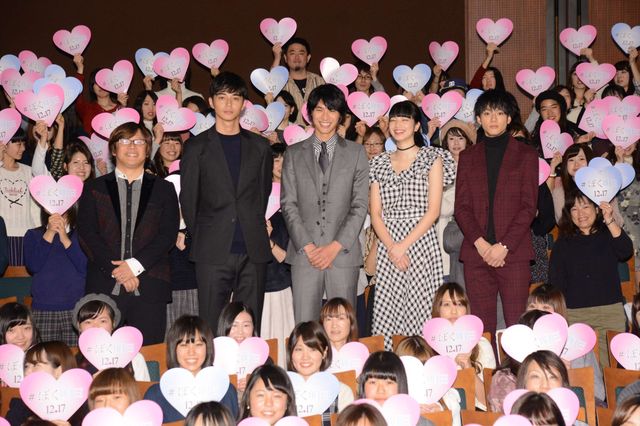 福士蒼汰＆小松菜奈、カップルコーデを冷やかされてハニカミ　画像ギャラリー（3枚目）