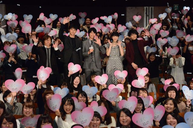 福士蒼汰＆小松菜奈、カップルコーデを冷やかされてハニカミ　画像ギャラリー（6枚目）