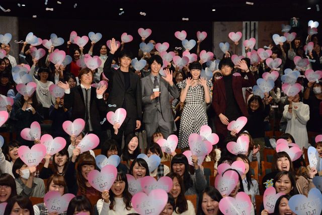 福士蒼汰＆小松菜奈、カップルコーデを冷やかされてハニカミ　画像ギャラリー（7枚目）