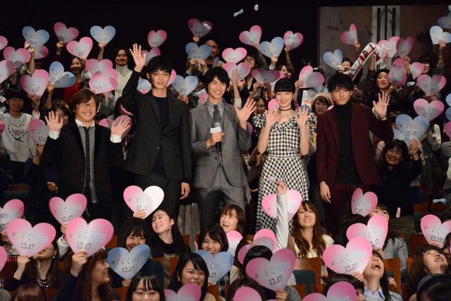 福士蒼汰＆小松菜奈、カップルコーデを冷やかされてハニカミ　画像ギャラリー（8枚目）