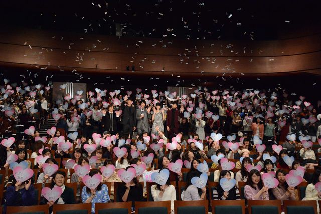 福士蒼汰＆小松菜奈、カップルコーデを冷やかされてハニカミ　画像ギャラリー（9枚目）