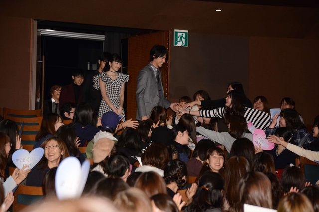 福士蒼汰＆小松菜奈、カップルコーデを冷やかされてハニカミ　画像ギャラリー（11枚目）