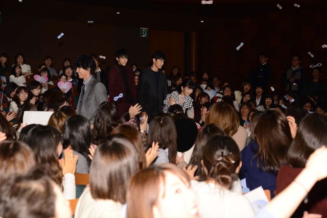 福士蒼汰＆小松菜奈、カップルコーデを冷やかされてハニカミ　画像ギャラリー（13枚目）