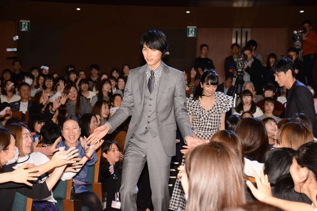 福士蒼汰＆小松菜奈、カップルコーデを冷やかされてハニカミ　画像ギャラリー（14枚目）