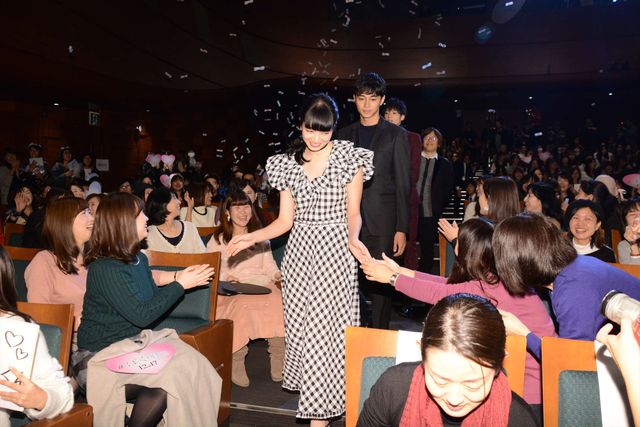 福士蒼汰＆小松菜奈、カップルコーデを冷やかされてハニカミ　画像ギャラリー（15枚目）