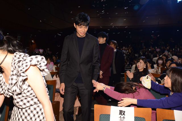 福士蒼汰＆小松菜奈、カップルコーデを冷やかされてハニカミ　画像ギャラリー（16枚目）