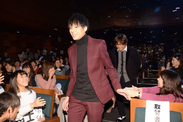 福士蒼汰＆小松菜奈、カップルコーデを冷やかされてハニカミ　画像ギャラリー（17枚目）