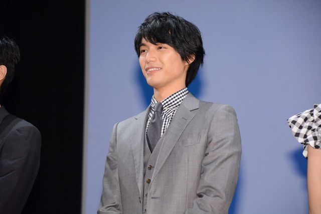 福士蒼汰＆小松菜奈、カップルコーデを冷やかされてハニカミ　画像ギャラリー（18枚目）