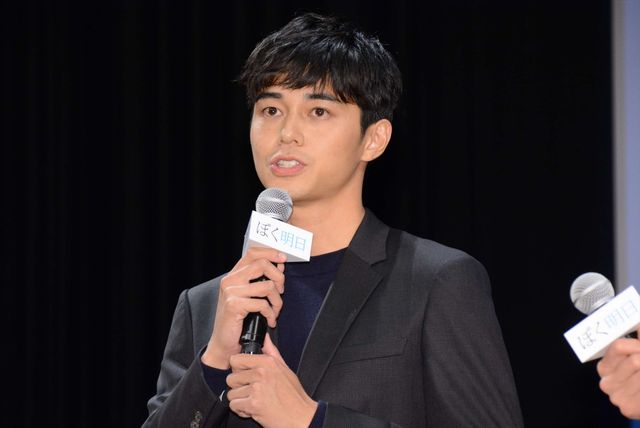 福士蒼汰＆小松菜奈、カップルコーデを冷やかされてハニカミ　画像ギャラリー（23枚目）