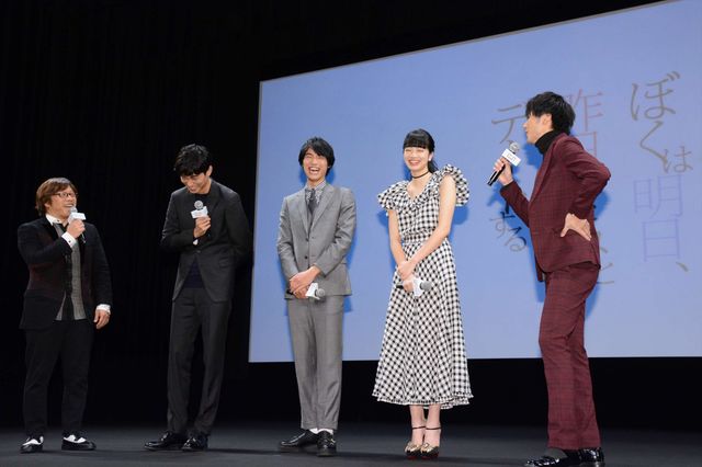 福士蒼汰＆小松菜奈、カップルコーデを冷やかされてハニカミ　画像ギャラリー（24枚目）