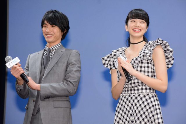 福士蒼汰＆小松菜奈、カップルコーデを冷やかされてハニカミ　画像ギャラリー（25枚目）