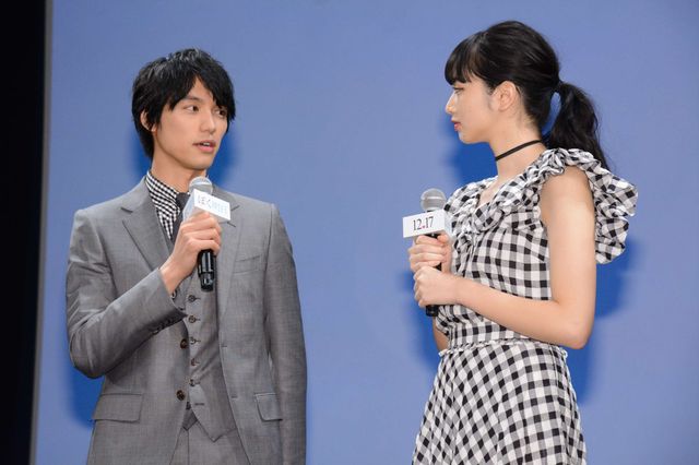 福士蒼汰＆小松菜奈、カップルコーデを冷やかされてハニカミ　画像ギャラリー（29枚目）