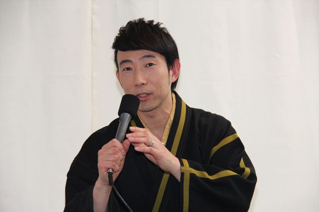 書家の顔も持つおさる、書き初めを披露！海外ドラマ「12モンキーズ」ブルーレイ&DVD発売記念イベント（2枚目）