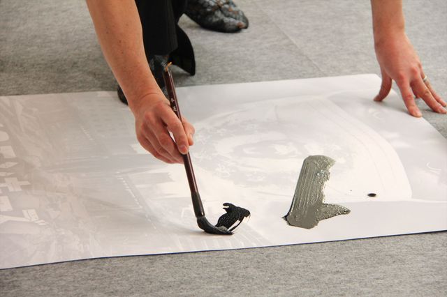 書家の顔も持つおさる、書き初めを披露！海外ドラマ「12モンキーズ」ブルーレイ&DVD発売記念イベント（4枚目）