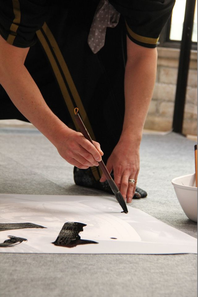 書家の顔も持つおさる、書き初めを披露！海外ドラマ「12モンキーズ」ブルーレイ&DVD発売記念イベント（5枚目）