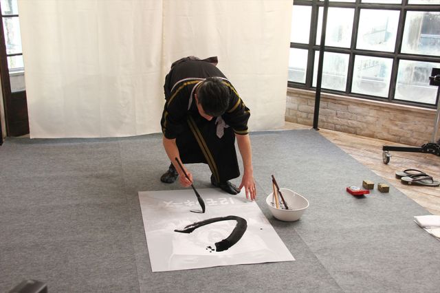 書家の顔も持つおさる、書き初めを披露！海外ドラマ「12モンキーズ」ブルーレイ&DVD発売記念イベント（7枚目）