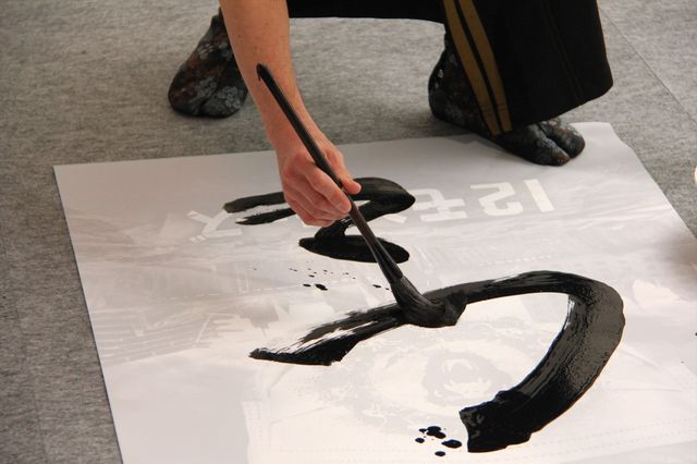 書家の顔も持つおさる、書き初めを披露！海外ドラマ「12モンキーズ」ブルーレイ&DVD発売記念イベント（8枚目）