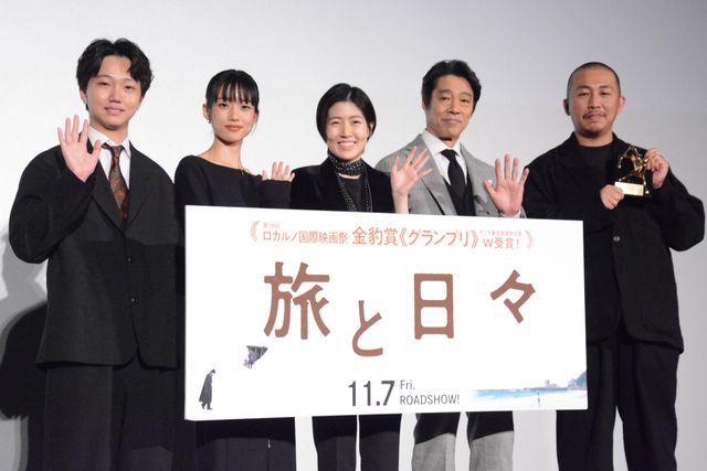 シム・ウンギョン＆河合優実、美の競演！『旅と日々』ロカルノ国際映画祭トロフィーお披露目（2枚目）