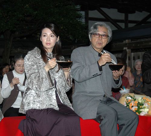 地元の方と一緒に芋煮を堪能する檀れい（左）と山田洋次監督