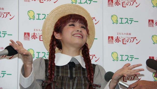 幸せそうな笑顔を見せる高橋愛フォトギャラリー（6枚目）