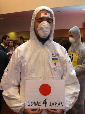 放射線防護服を着用し、デモに参加する人々