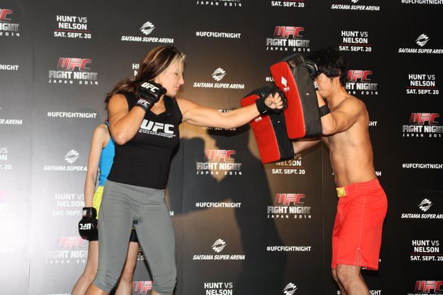 美しすぎる女性格闘家が、南明奈と品川庄司にプロの技を直伝！フォトギャラリー（3枚目）