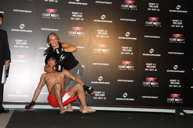 美しすぎる女性格闘家が、南明奈と品川庄司にプロの技を直伝！フォトギャラリー（5枚目）