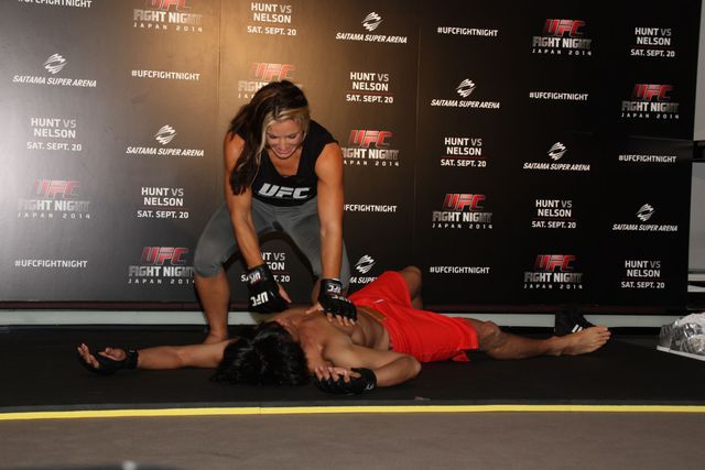 美しすぎる女性格闘家が、南明奈と品川庄司にプロの技を直伝！フォトギャラリー（6枚目）