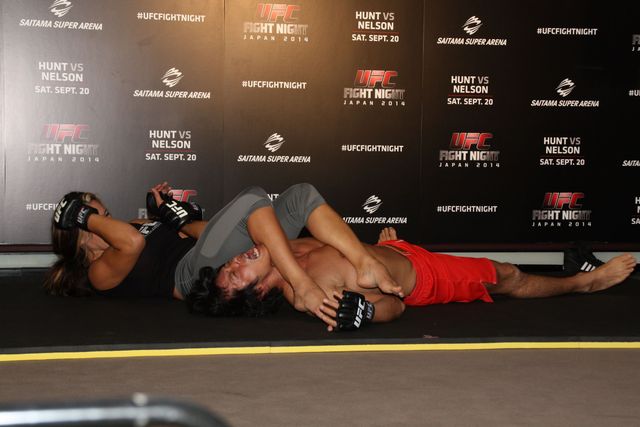 美しすぎる女性格闘家が、南明奈と品川庄司にプロの技を直伝！フォトギャラリー（7枚目）