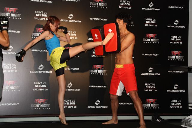 美しすぎる女性格闘家が、南明奈と品川庄司にプロの技を直伝！フォトギャラリー（12枚目）