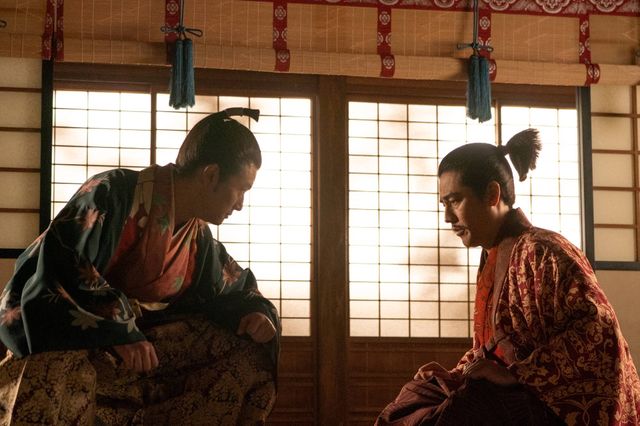 第26回「信長を笑わせろ!」より長宗我部元親(磯部寛之)と光秀(要潤)