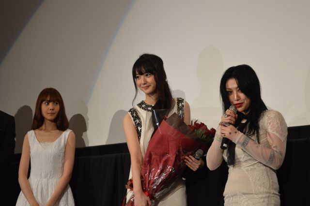 鬼束ちひろ、佐々木希にメロメロ！『呪怨 -終わりの始まり-』初日舞台あいさつフォトギャラリー（2枚目）