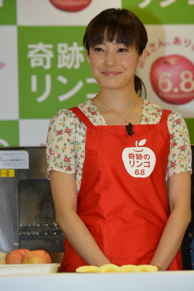 菅野美穂、母の日に見事な包丁さばきを披露もアップルパイの出来は…？　画像ギャラリー：フォトギャラリー