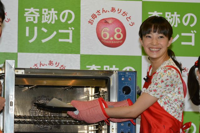 菅野美穂、母の日に見事な包丁さばきを披露もアップルパイの出来は…？　画像ギャラリー（2枚目）