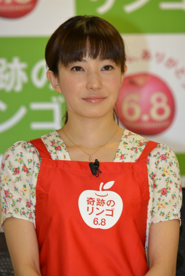 菅野美穂、母の日に見事な包丁さばきを披露もアップルパイの出来は…？　画像ギャラリー（8枚目）