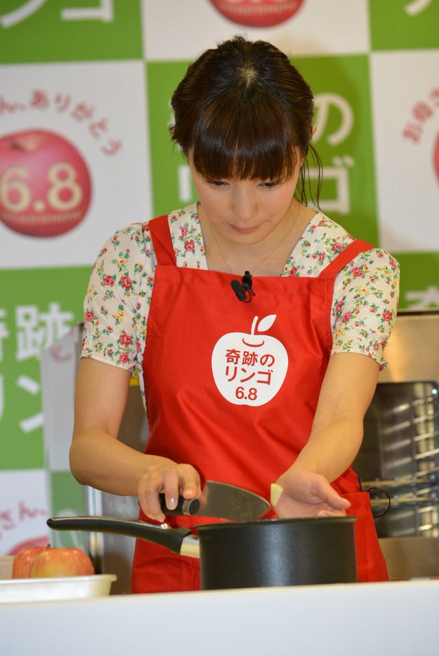 菅野美穂、母の日に見事な包丁さばきを披露もアップルパイの出来は…？　画像ギャラリー（11枚目）