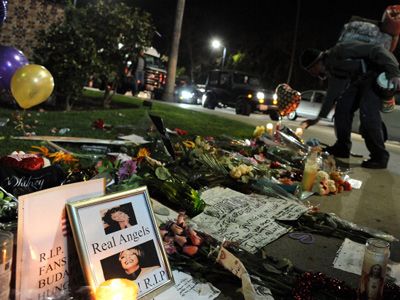 ホイットニー・ヒューストンさんが亡くなったビバリー・ヒルトン・ホテルの外にはファンからのメッセージや花が寄せられた。