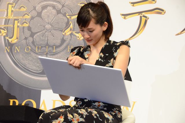 綾瀬はるかの絵に堤真一びっくり！映画『本能寺ホテル』イベント ギャラリー（11枚目）