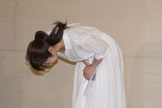 斉藤由貴、手つなぎ報道に「すごく一瞬のこと」不倫否定<緊急記者会見の様子>:フォトギャラリー