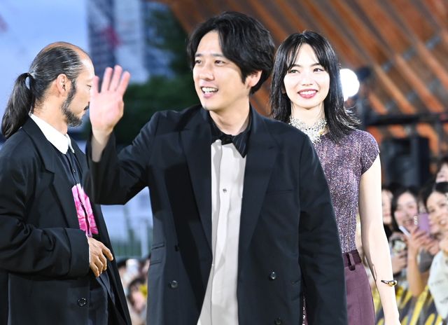 小松菜奈らと登壇した二宮和也