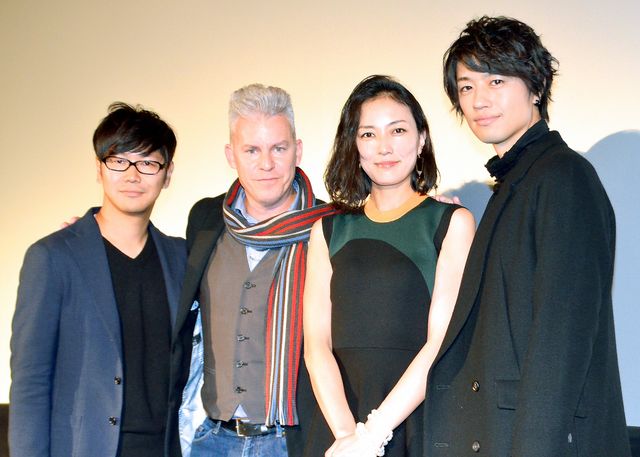 （左より）中井圭、トラヴィス・ファイン監督、板谷由夏、斎藤工