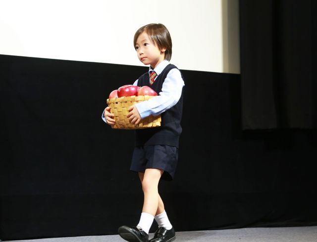 「半分、青い。」子役がリンゴをもって登場！映画『家族のはなし』親子試写会（8枚目）