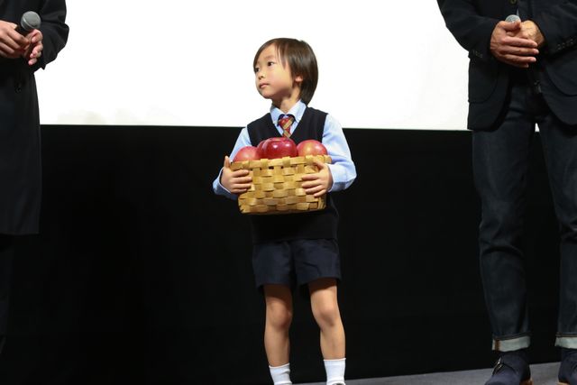「半分、青い。」子役がリンゴをもって登場！映画『家族のはなし』親子試写会（9枚目）