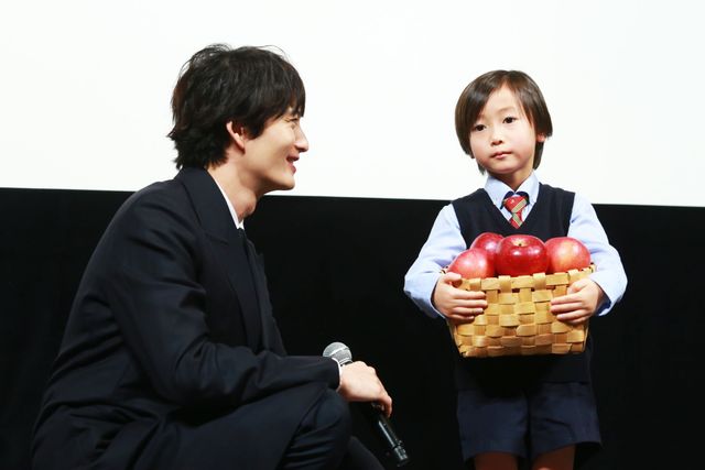 「半分、青い。」子役がリンゴをもって登場！映画『家族のはなし』親子試写会（10枚目）